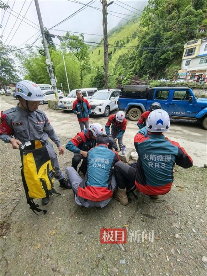 救队伍再次集结上山把范围定在4个山高点CQ9电子app走失已超90小时！搜(图7)