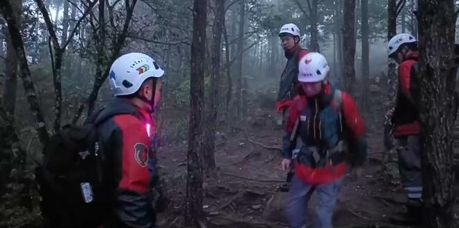 救队伍再次集结上山把范围定在4个山高点CQ9电子app走失已超90小时！搜(图10)